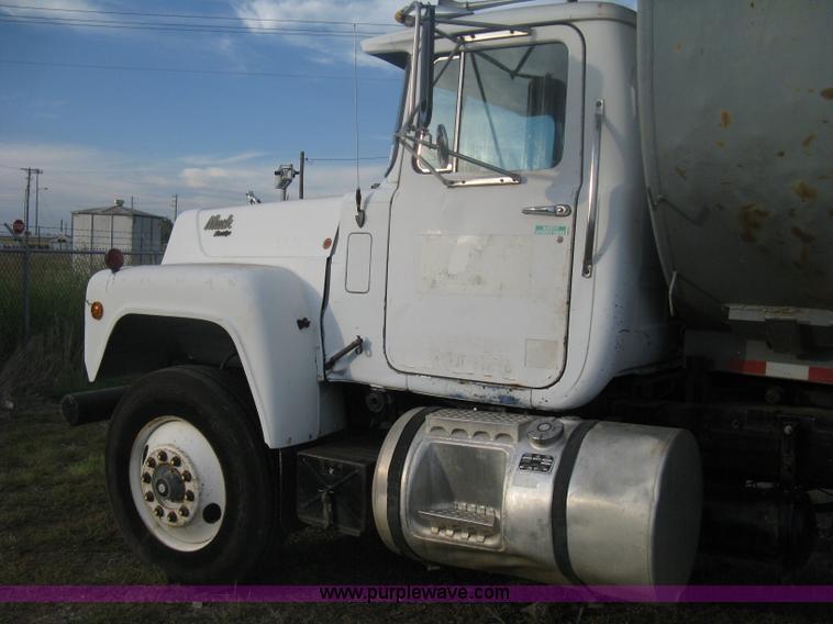 image for item H6442 1985 Mack R686ST barrel dump truck