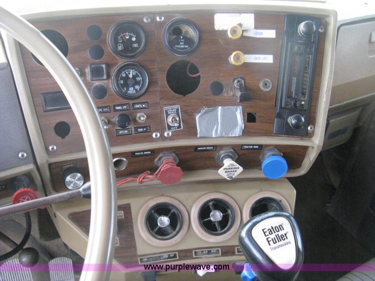 image for item H6442 1985 Mack R686ST barrel dump truck