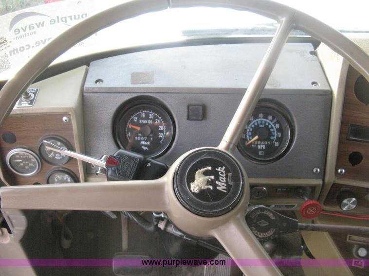 image for item H6442 1985 Mack R686ST barrel dump truck