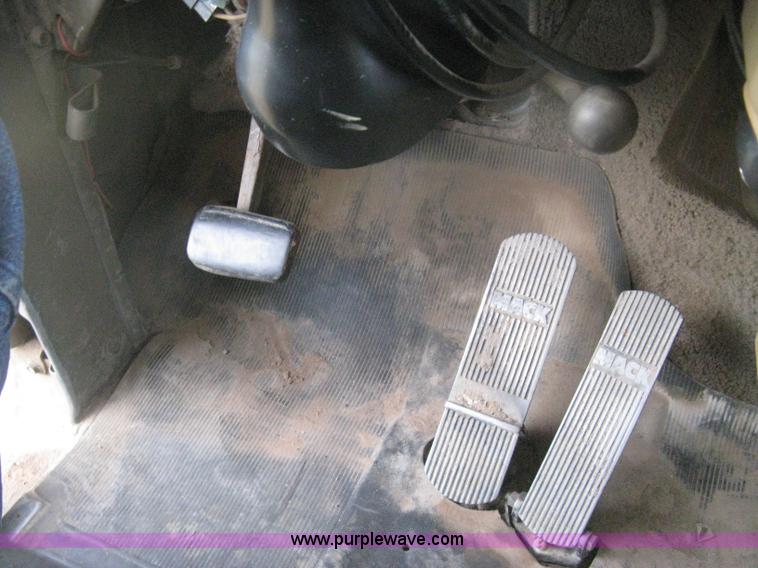 image for item H6442 1985 Mack R686ST barrel dump truck