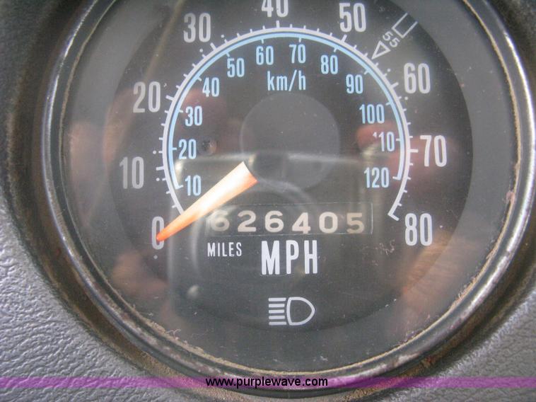 image for item H6442 1985 Mack R686ST barrel dump truck