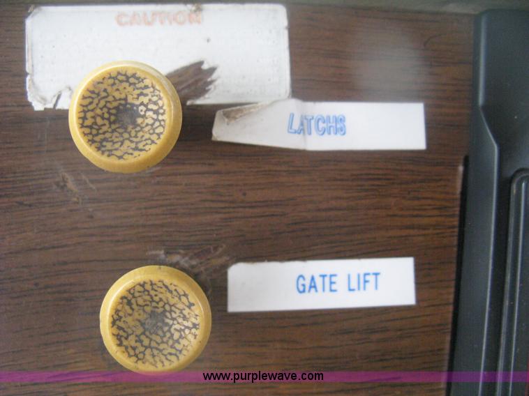 image for item H6442 1985 Mack R686ST barrel dump truck