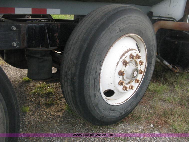 image for item H6442 1985 Mack R686ST barrel dump truck