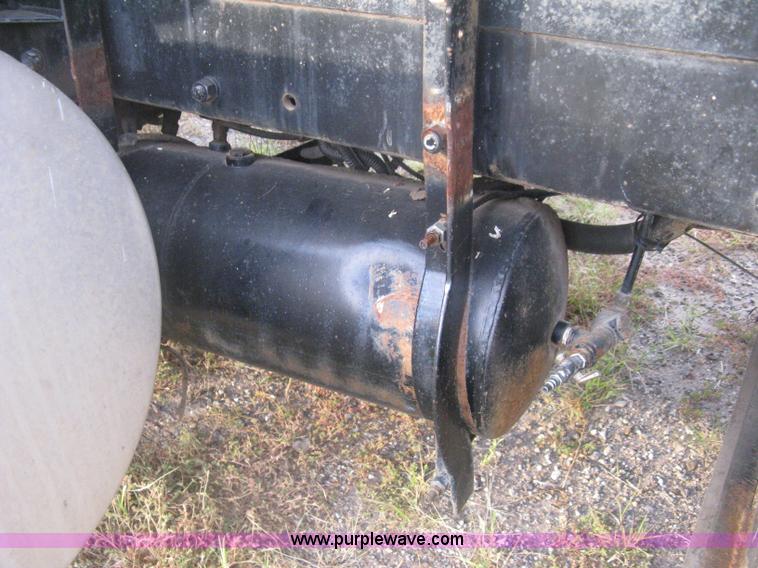 image for item H6442 1985 Mack R686ST barrel dump truck