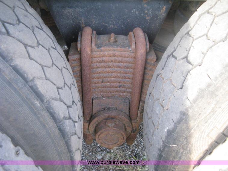 image for item H6442 1985 Mack R686ST barrel dump truck