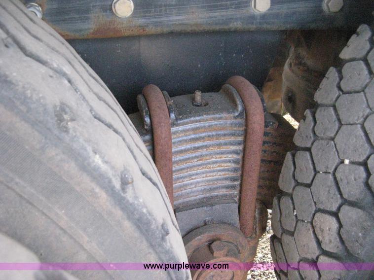 image for item H6442 1985 Mack R686ST barrel dump truck