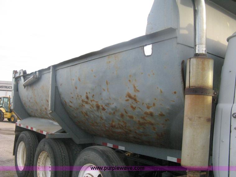 image for item H6442 1985 Mack R686ST barrel dump truck