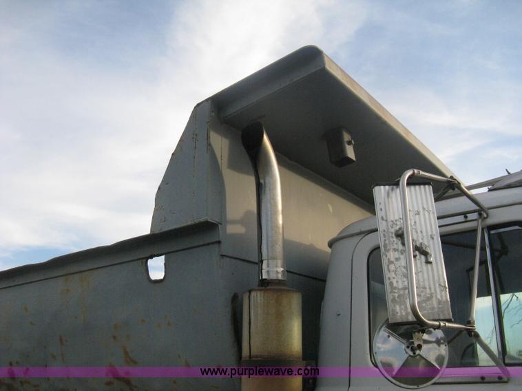 image for item H6442 1985 Mack R686ST barrel dump truck