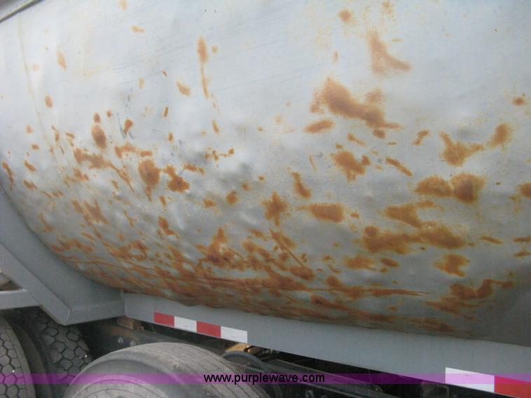 image for item H6442 1985 Mack R686ST barrel dump truck