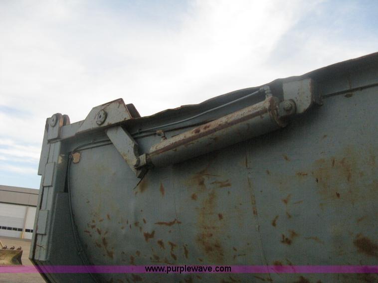 image for item H6442 1985 Mack R686ST barrel dump truck