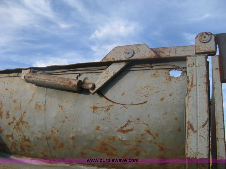 image for item H6442 1985 Mack R686ST barrel dump truck