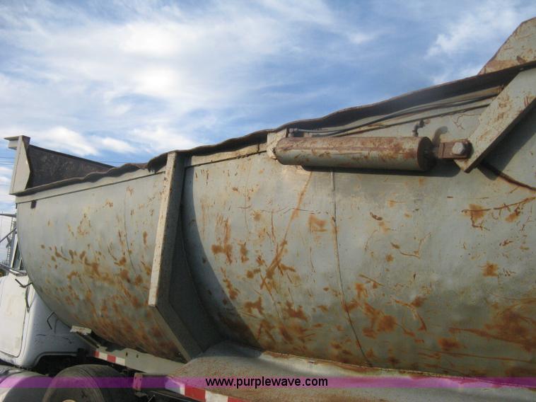 image for item H6442 1985 Mack R686ST barrel dump truck