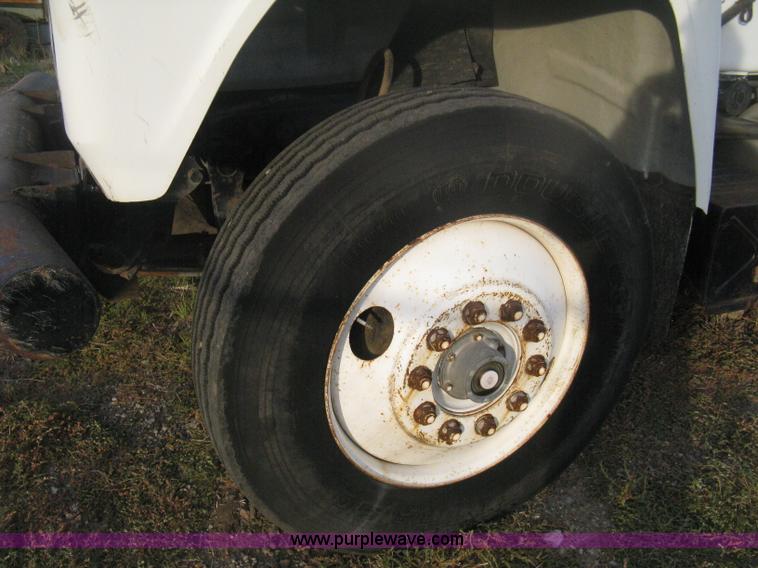 image for item H6442 1985 Mack R686ST barrel dump truck