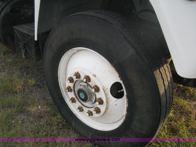 image for item H6442 1985 Mack R686ST barrel dump truck