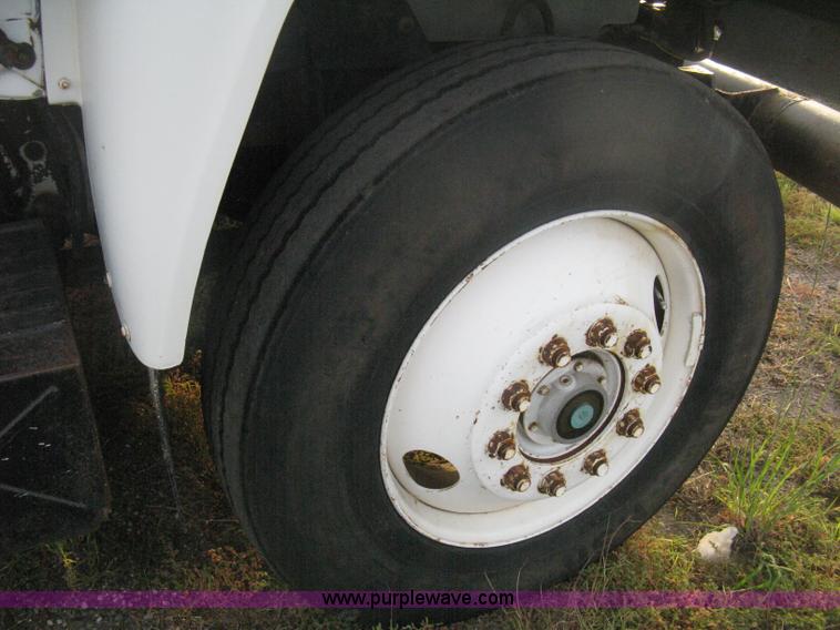 image for item H6442 1985 Mack R686ST barrel dump truck