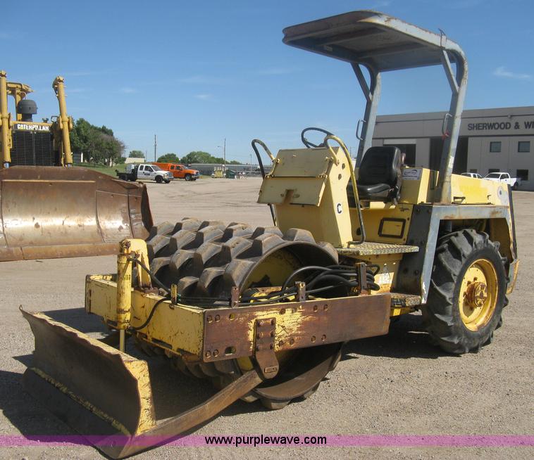 image for item H6448 1992 Bomag BW142 vibratory padfoot roller