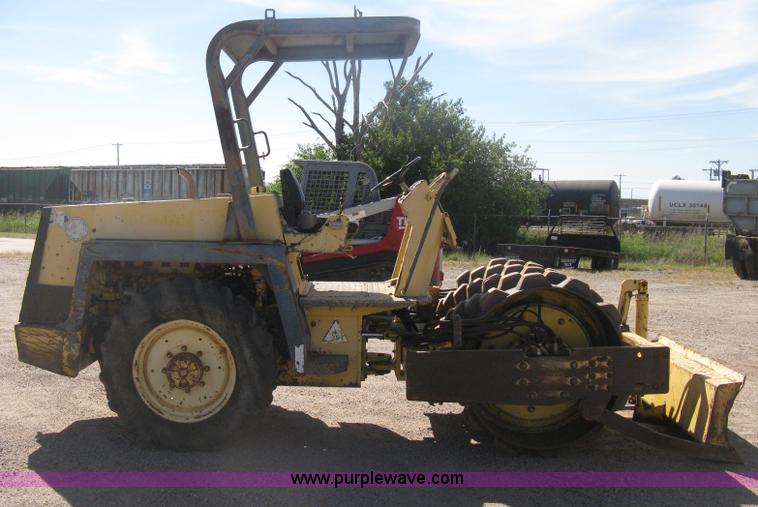 image for item H6448 1992 Bomag BW142 vibratory padfoot roller