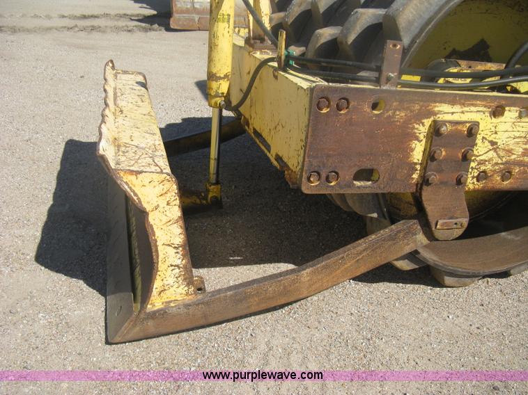 image for item H6448 1992 Bomag BW142 vibratory padfoot roller