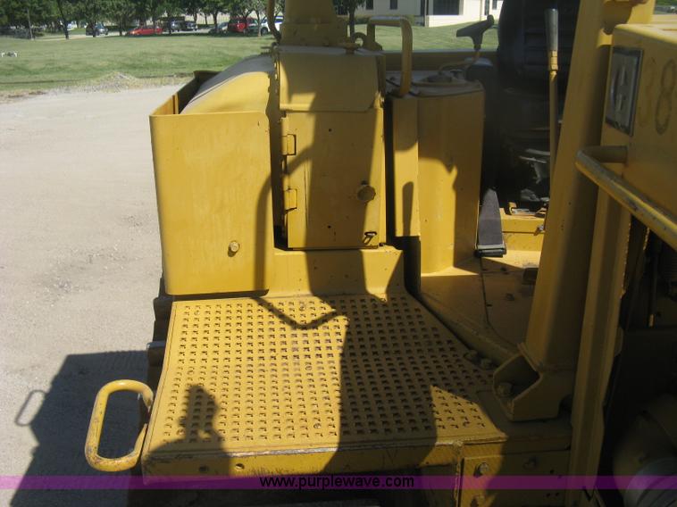 image for item H6450 1988 Caterpillar D8N dozer