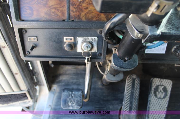 image for item H6831 1987 Kenworth T600A dump truck