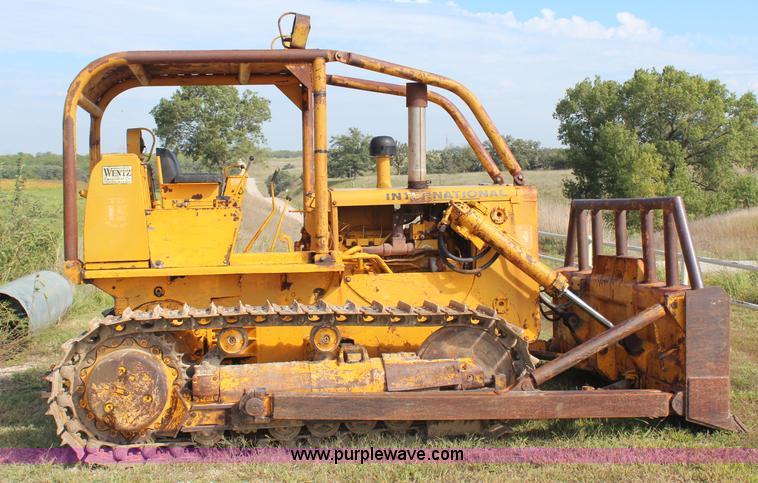 image for item H6838 1972 International TD15 dozer