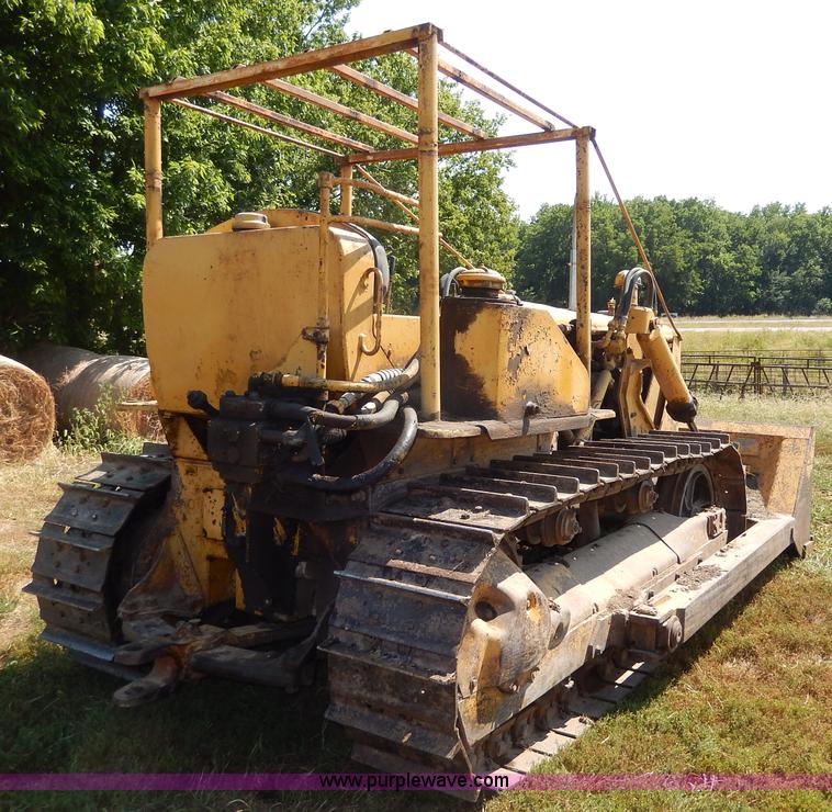 image for item H6867 Caterpillar D6 dozer