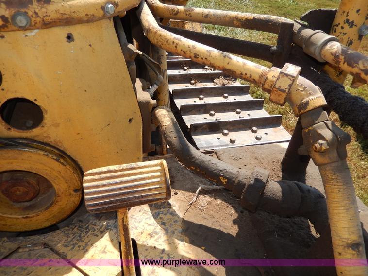 image for item H6867 Caterpillar D6 dozer