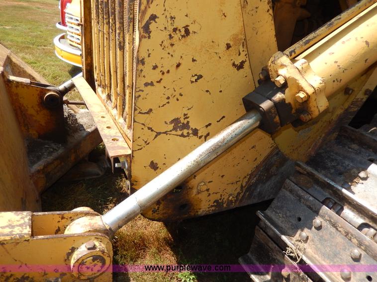 image for item H6867 Caterpillar D6 dozer