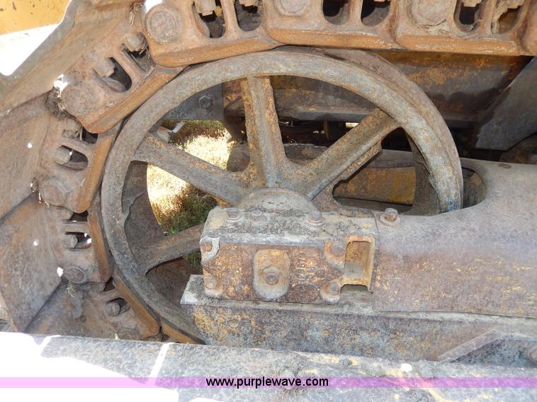 image for item H6867 Caterpillar D6 dozer