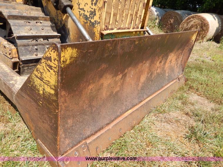 image for item H6867 Caterpillar D6 dozer