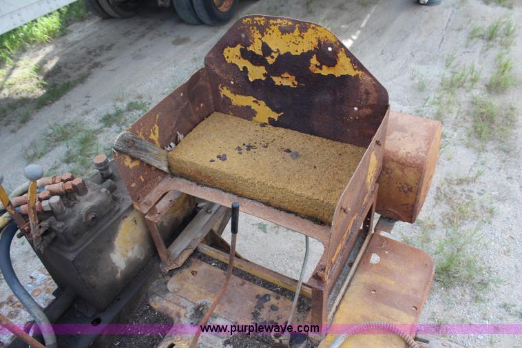 image for item H6977 1946 Caterpillar D4 track loader