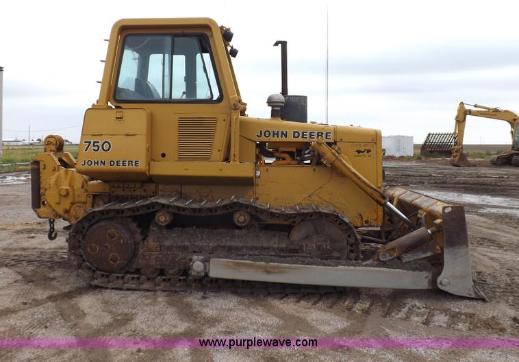 image for item I7540 1981 John Deere 750E dozer