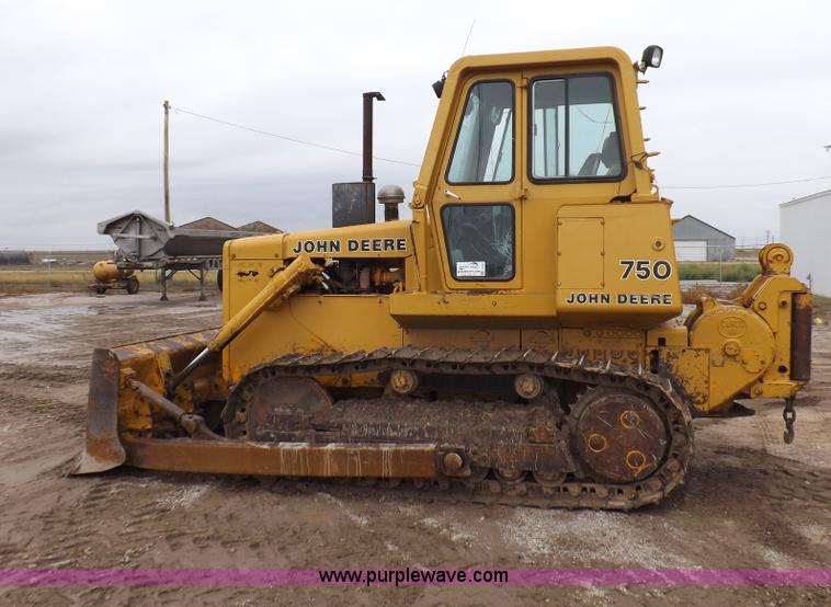image for item I7540 1981 John Deere 750E dozer