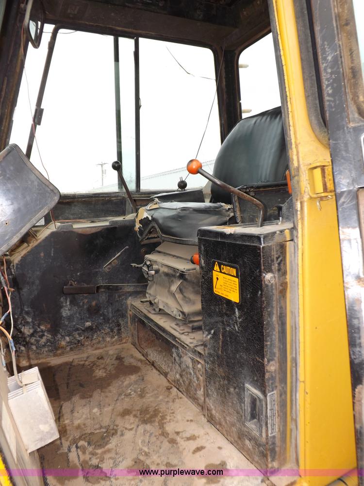 image for item I7540 1981 John Deere 750E dozer