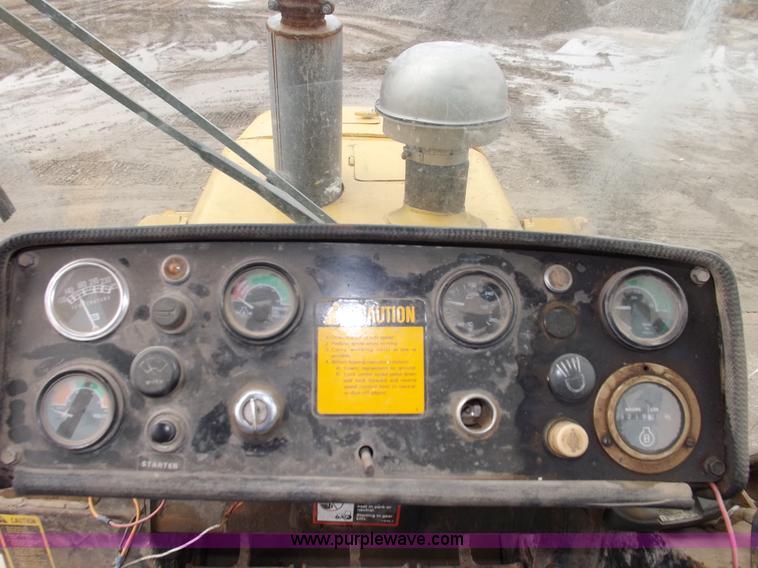 image for item I7540 1981 John Deere 750E dozer