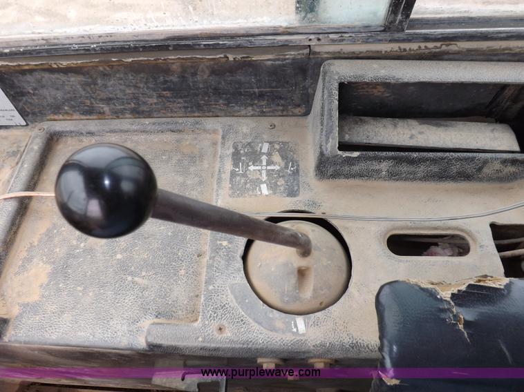 image for item I7540 1981 John Deere 750E dozer