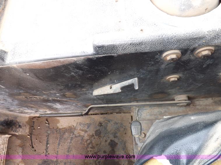 image for item I7540 1981 John Deere 750E dozer