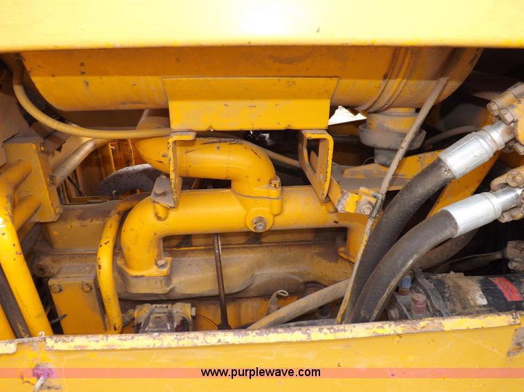 image for item I7540 1981 John Deere 750E dozer