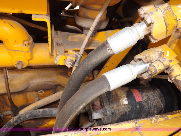 image for item I7540 1981 John Deere 750E dozer