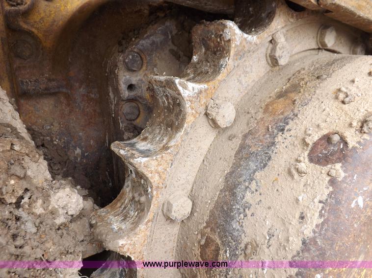 image for item I7540 1981 John Deere 750E dozer