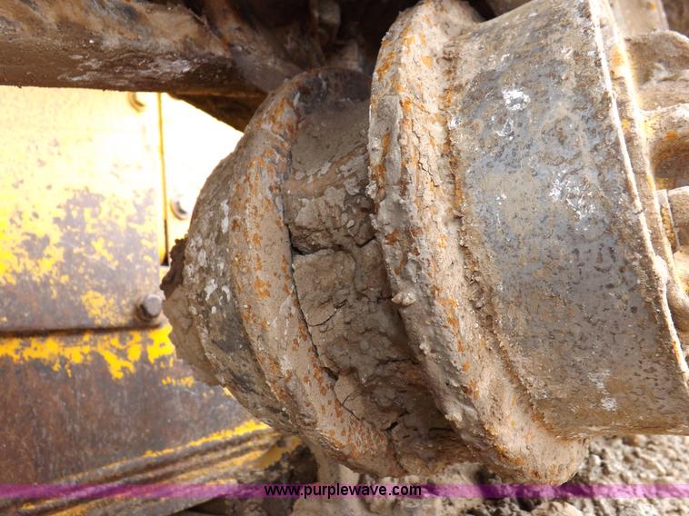 image for item I7540 1981 John Deere 750E dozer