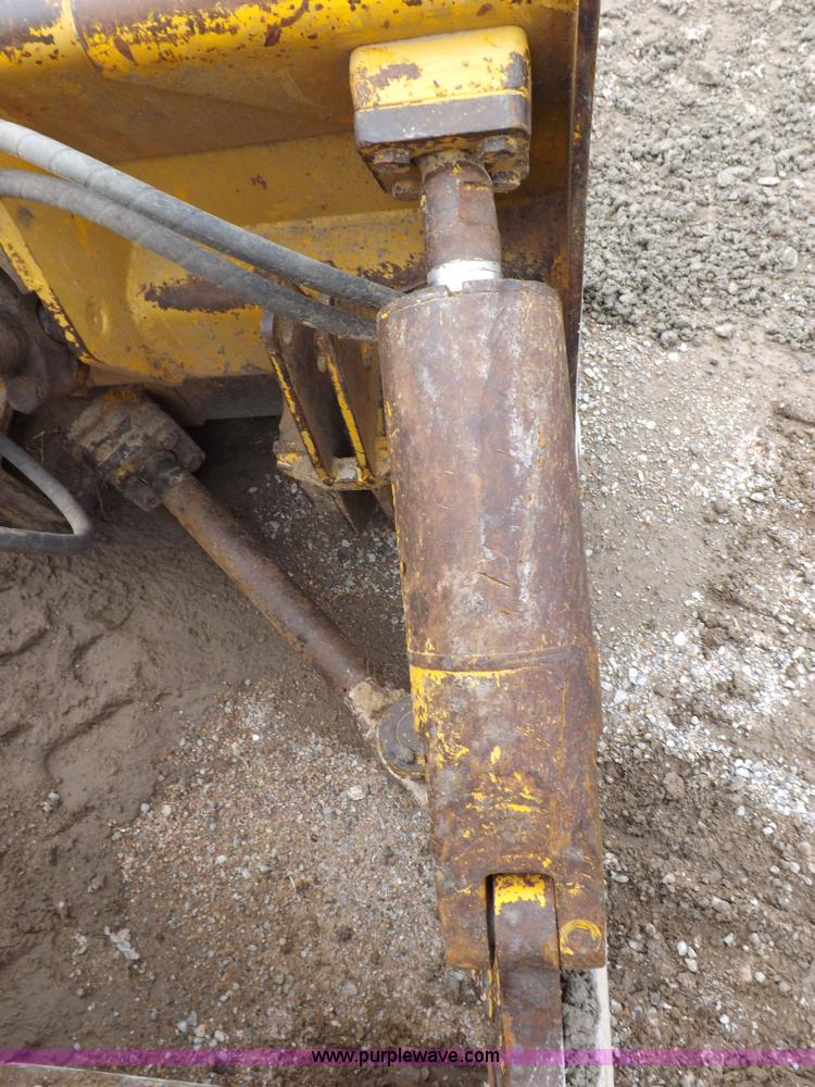 image for item I7540 1981 John Deere 750E dozer