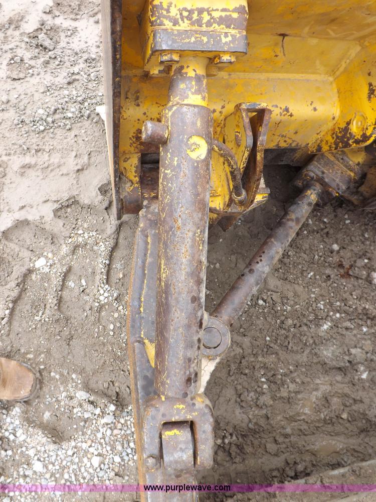 image for item I7540 1981 John Deere 750E dozer