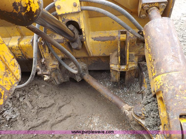 image for item I7540 1981 John Deere 750E dozer