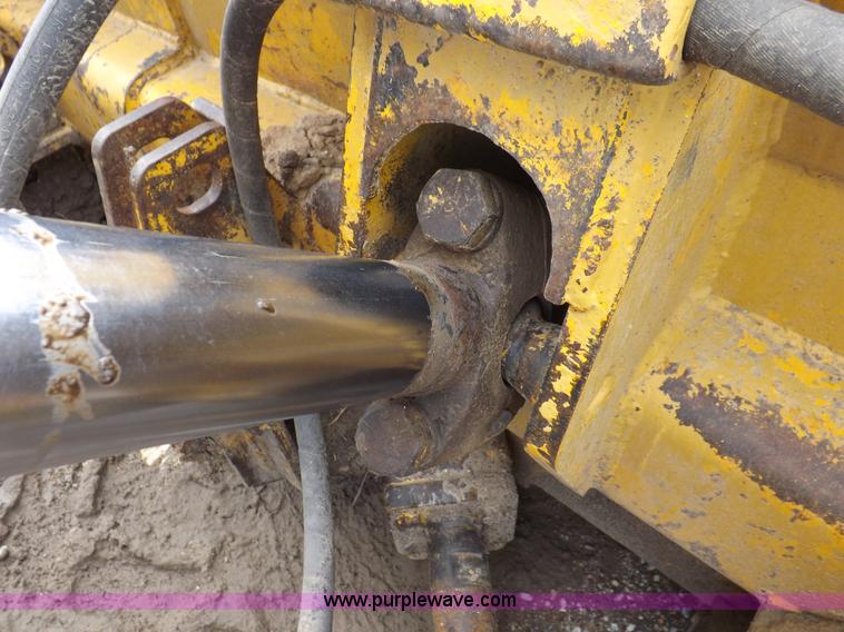 image for item I7540 1981 John Deere 750E dozer