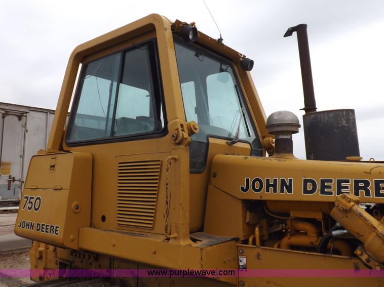 image for item I7540 1981 John Deere 750E dozer