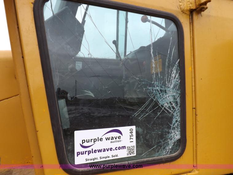 image for item I7540 1981 John Deere 750E dozer