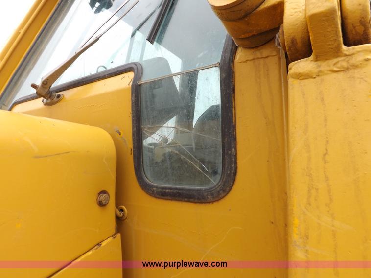 image for item I7540 1981 John Deere 750E dozer