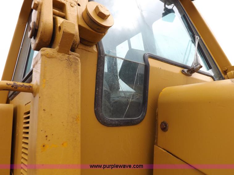 image for item I7540 1981 John Deere 750E dozer