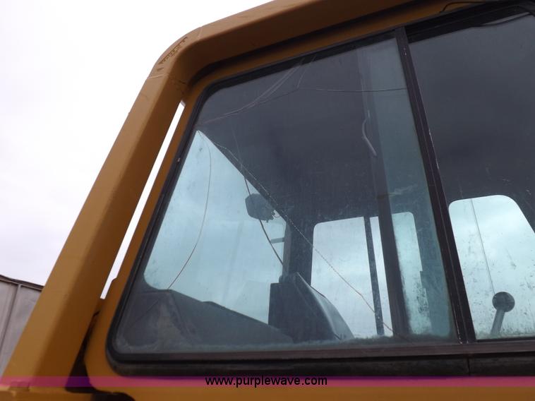 image for item I7540 1981 John Deere 750E dozer